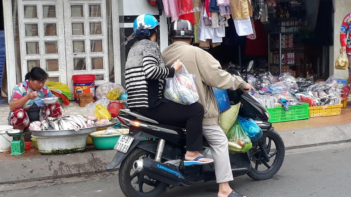 Đối phó bão Tembin, người dân đổ xô đi chợ mua đồ ăn dự trữ Ảnh 3