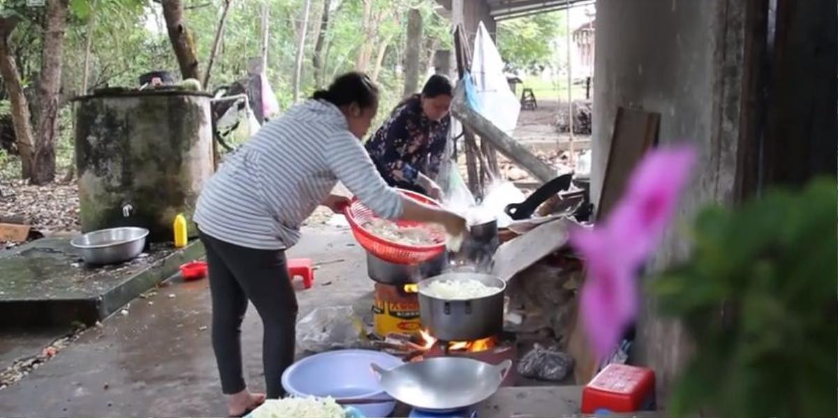 Tình người trong cơn bão Tembin: Người dân được ăn cơm miễn phí, vào khách sạn trú ẩn Ảnh 5