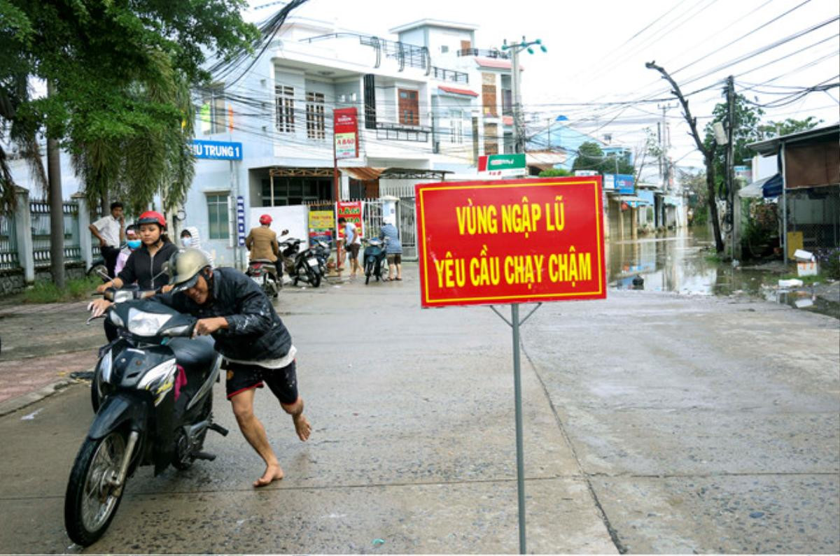 Lũ về bất ngờ, người Nha Trang không kịp trở tay Ảnh 3