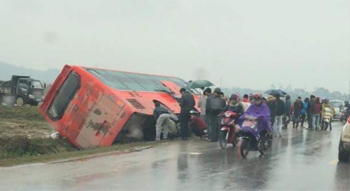 Ô tô lật nghiêng khi tránh nhóm học sinh, hành khách một phen hú vía Ảnh 1