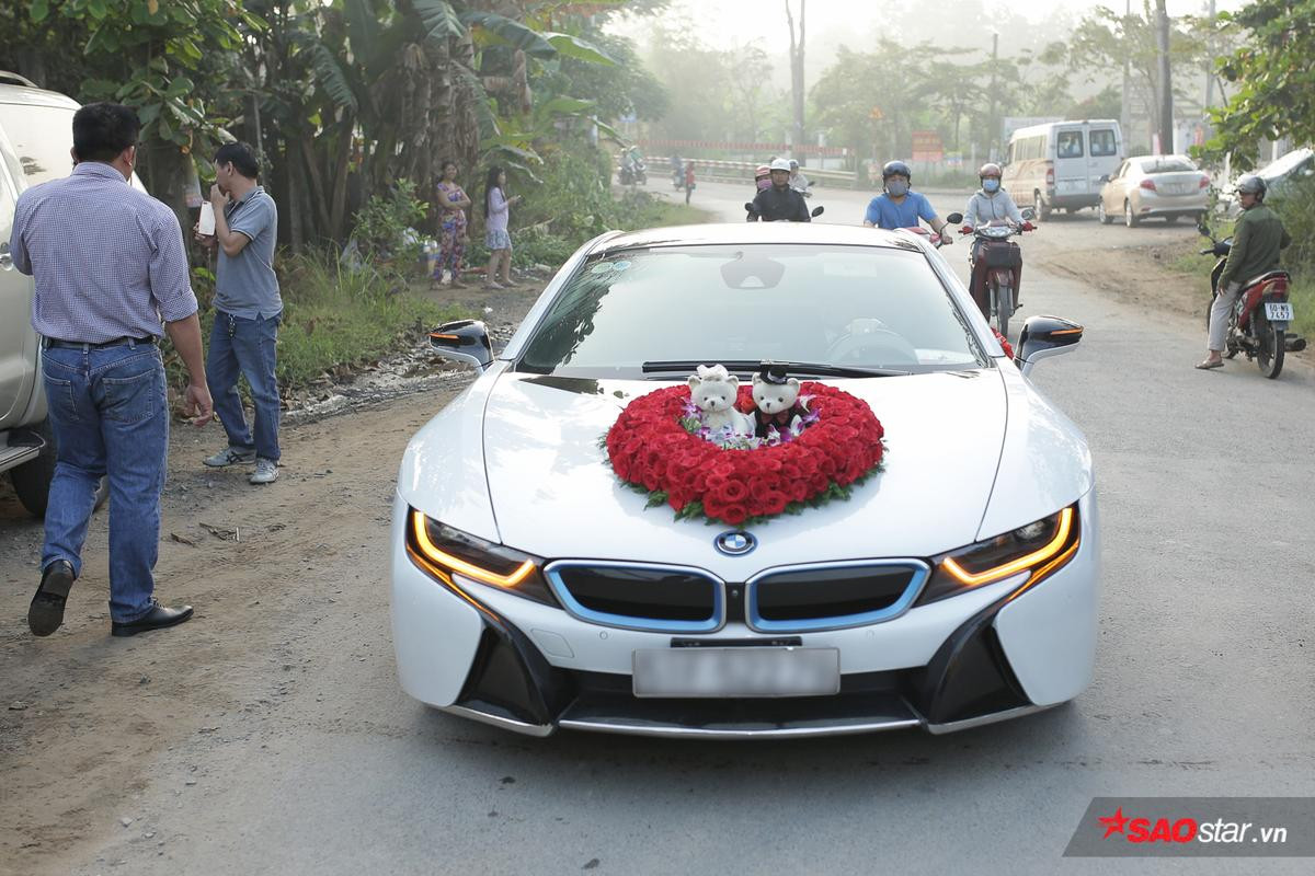 Chồng trẻ đi siêu xe đến đón 'cô dâu' Lâm Khánh Chi trong ngày vu quy Ảnh 1