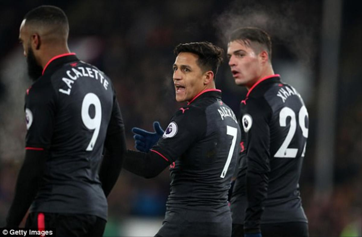 Lập cú đúp, Sanchez vẫn bị huyền thoại Arsenal ‘tố’ gây chia rẽ nội bộ Ảnh 3