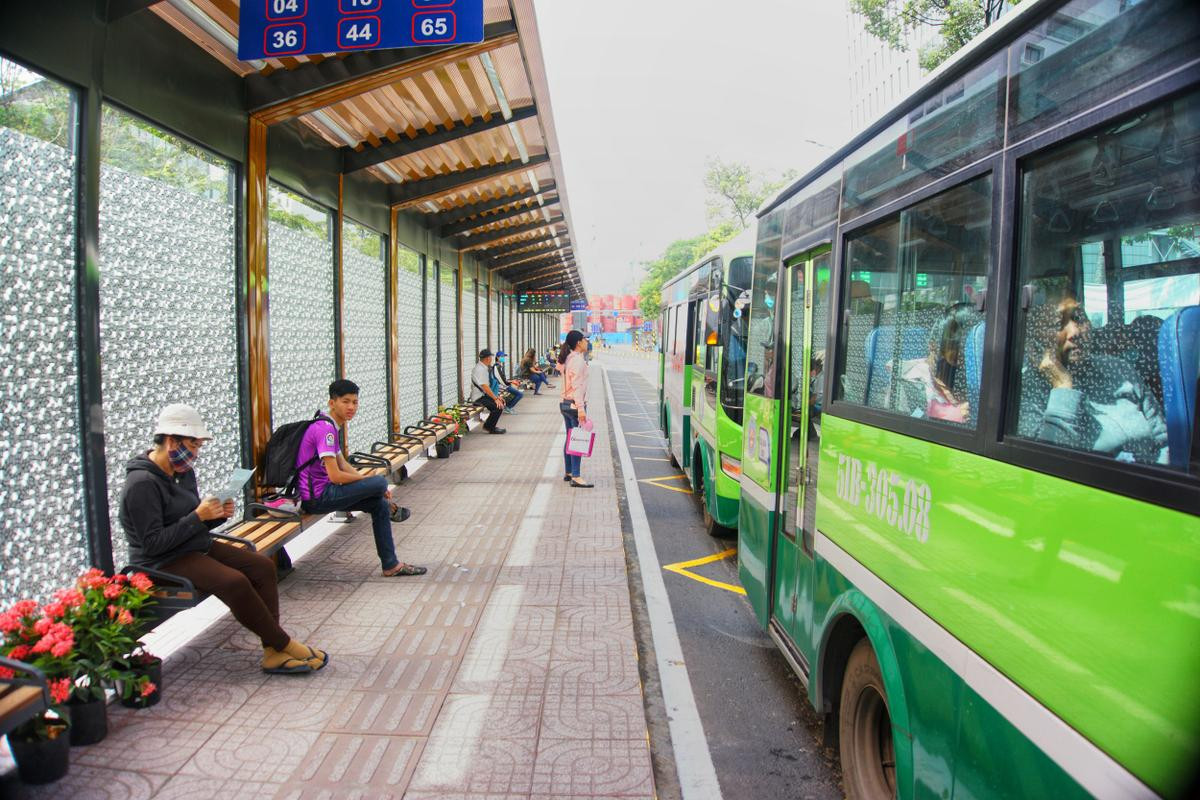 Sau một ngày hoạt động, người dân đều thích thú trải nghiệm bến xe buýt 'sang chảnh' nhất Sài Gòn Ảnh 7