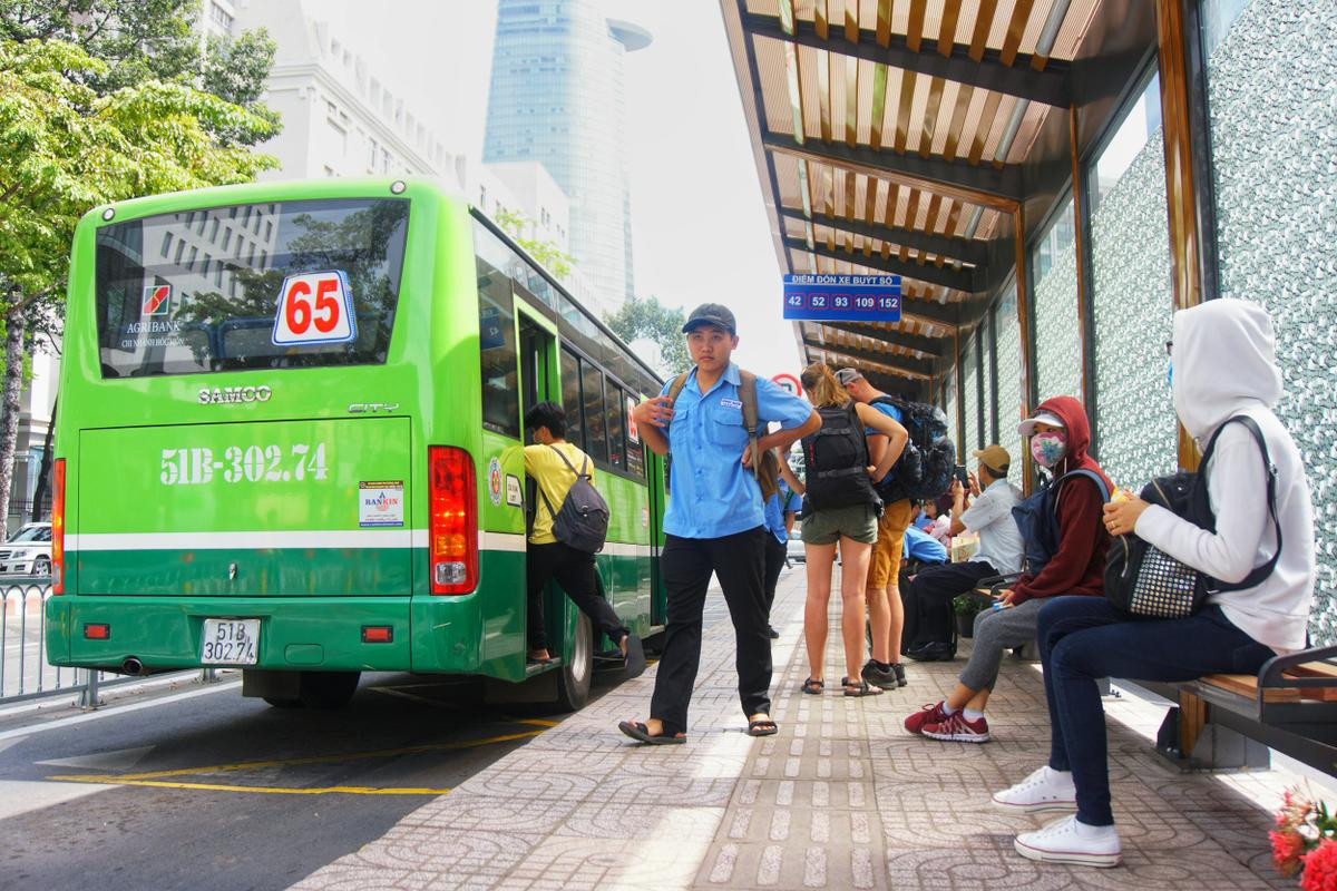 Sau một ngày hoạt động, người dân đều thích thú trải nghiệm bến xe buýt 'sang chảnh' nhất Sài Gòn Ảnh 4