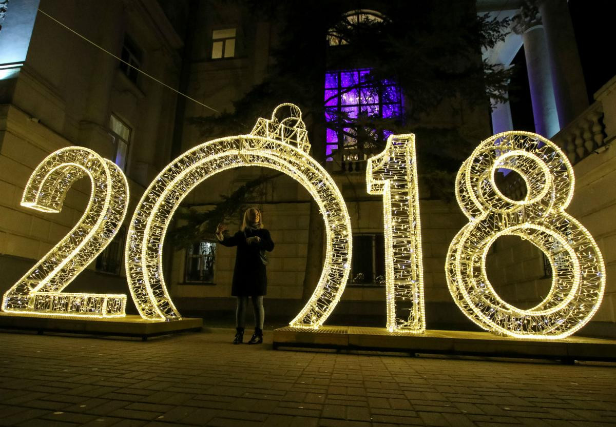 Chuẩn bị hàng tấn pháo hoa, dựng cầu pha lê khổng lồ: Không khí đón năm mới 2018 đã rộn ràng khắp nơi Ảnh 22