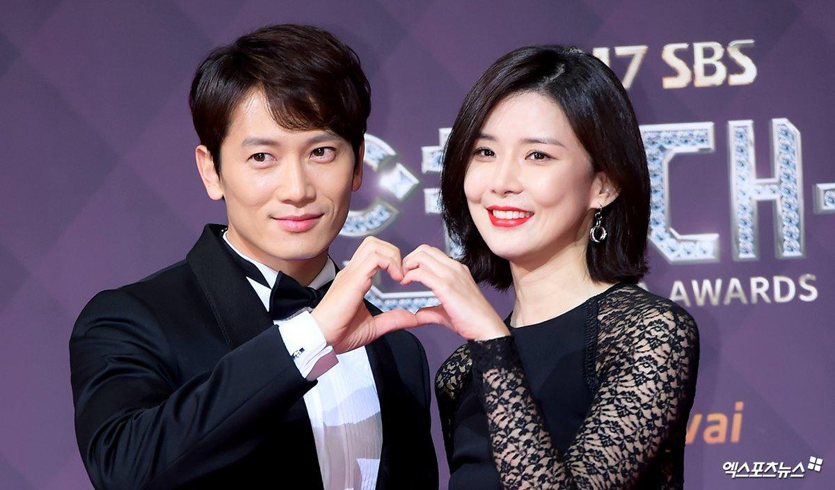 Ji Sung - Lee Bo Young tình tứ ‘bắn tim’, Yuri đọ sắc Suzy tại SBS Drama Awards 2017 Ảnh 1