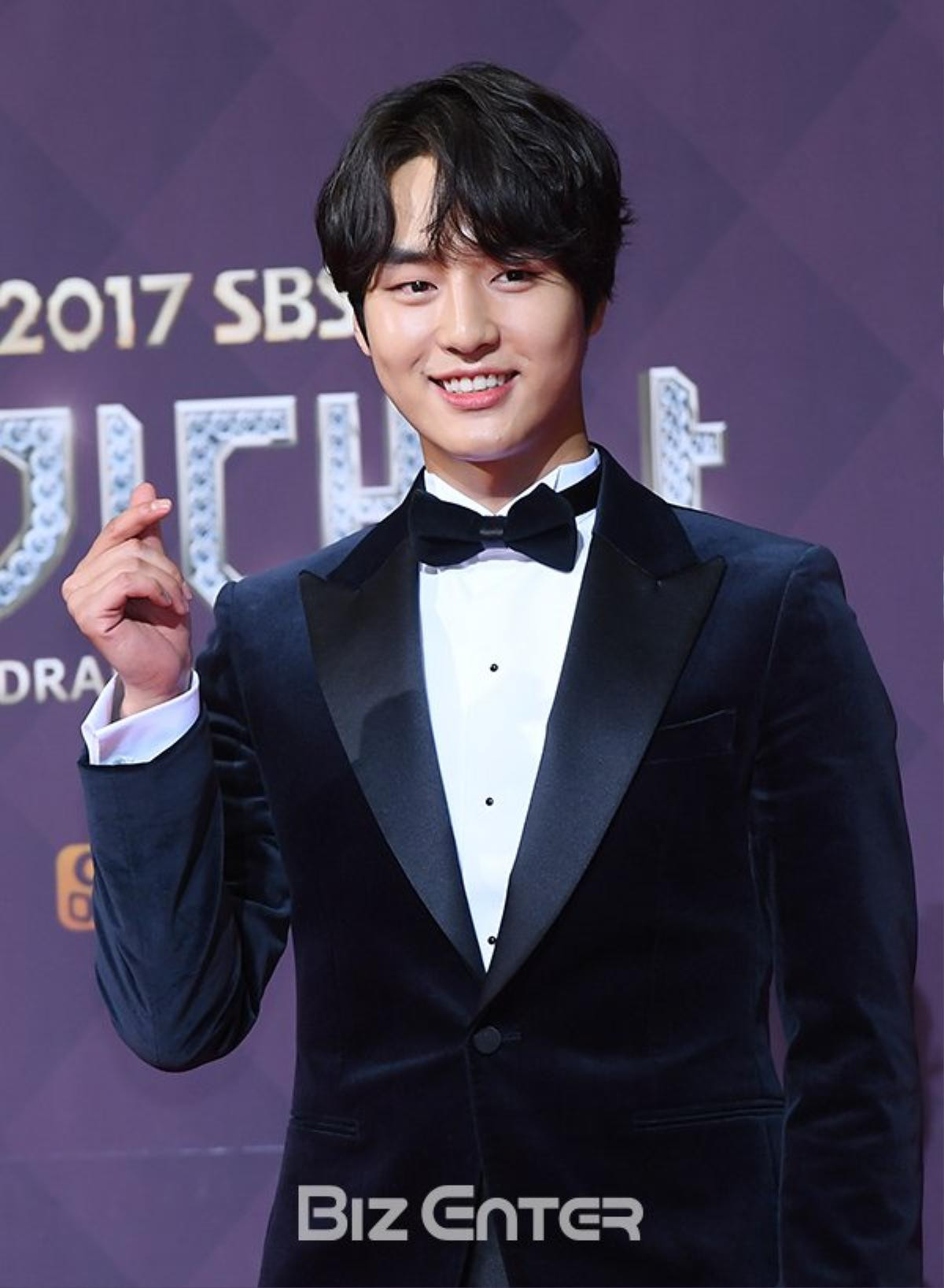 Ji Sung - Lee Bo Young tình tứ ‘bắn tim’, Yuri đọ sắc Suzy tại SBS Drama Awards 2017 Ảnh 32