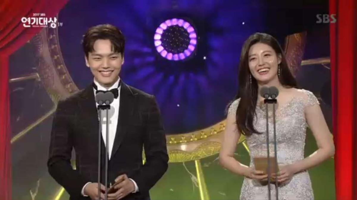 Choáng khi Suzy - Lee Jong Suk nhận giải diễn viên xuất sắc đỉnh cao và cặp đôi đẹp nhất SBS Drama Awards 2017 Ảnh 2