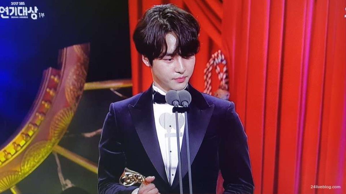 Choáng khi Suzy - Lee Jong Suk nhận giải diễn viên xuất sắc đỉnh cao và cặp đôi đẹp nhất SBS Drama Awards 2017 Ảnh 7