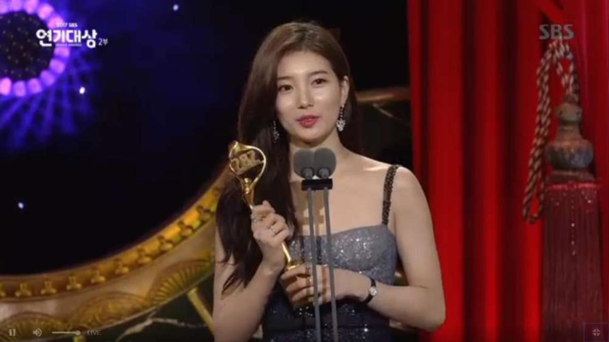 Choáng khi Suzy - Lee Jong Suk nhận giải diễn viên xuất sắc đỉnh cao và cặp đôi đẹp nhất SBS Drama Awards 2017 Ảnh 16