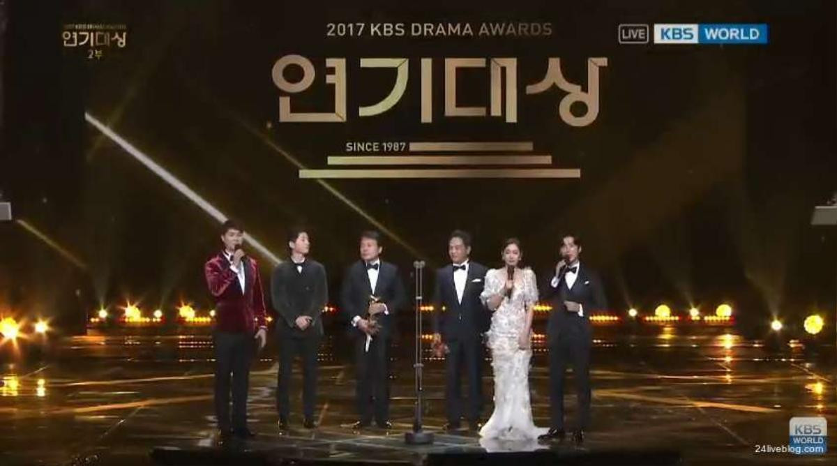 KBS Drama Awards 2017: Tận 6 giải Best Couple, Park Seo Joon - Jang Nara rinh nhiều cúp Ảnh 1