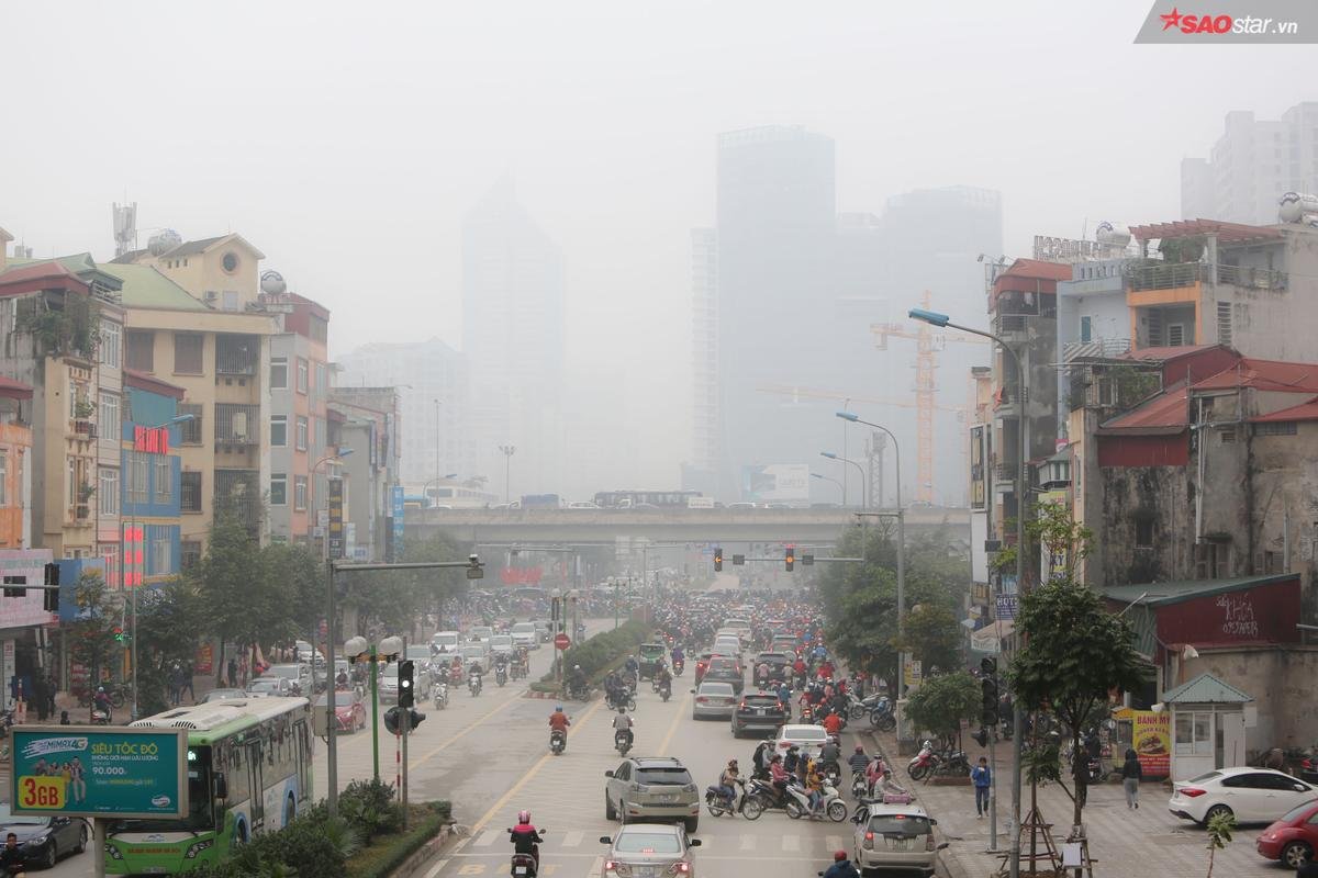 Những ngày đầu năm mới: Sương mù bao phủ Hà Nội, đi giữa ban ngày cũng phải bật đèn chiếu sáng Ảnh 1