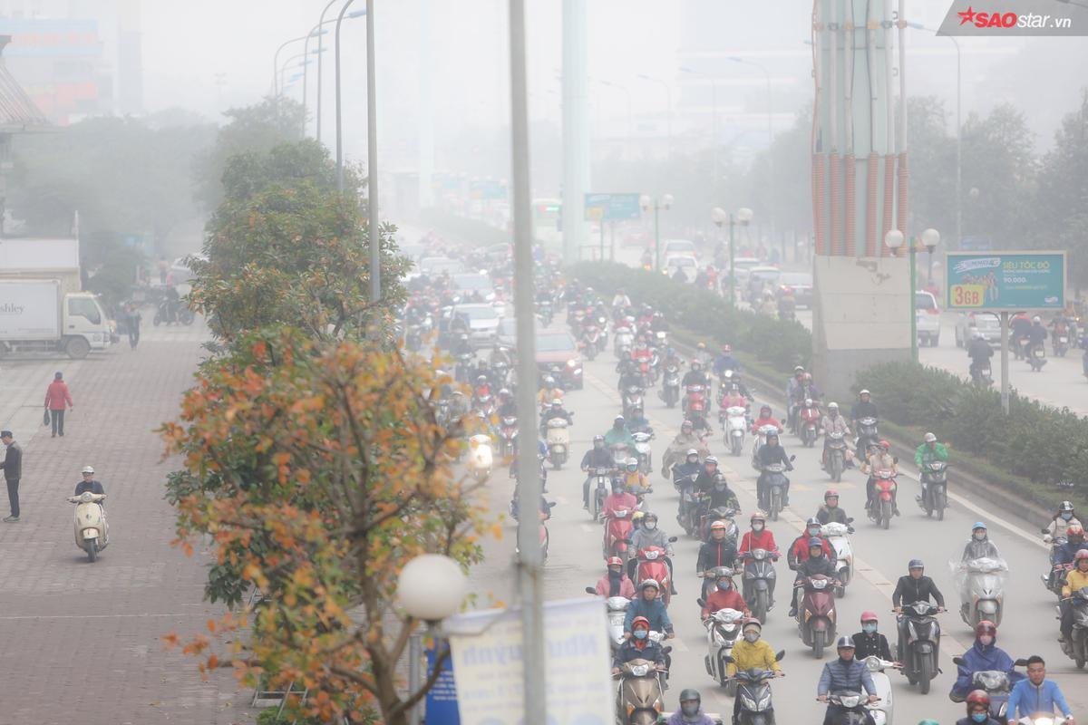 Những ngày đầu năm mới: Sương mù bao phủ Hà Nội, đi giữa ban ngày cũng phải bật đèn chiếu sáng Ảnh 4