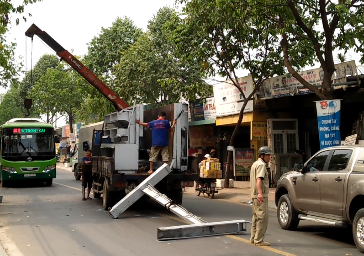 Nữ sinh hoảng loạn sau khi bị khung sắt nặng hàng trăm kg văng trúng Ảnh 1