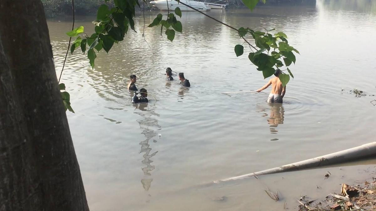 Vụ 'người nhái' lặn tìm người nghi bị nạn: Chủ nhân say rượu rơi xuống sông đã đến nhận lại tài sản Ảnh 1