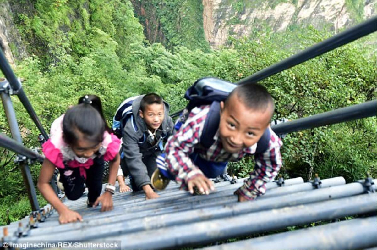 Sau vụ diễn viên tử vong vì ngã từ tầng 62, vẫn có thanh niên Trung Quốc liều mình như thế này Ảnh 4