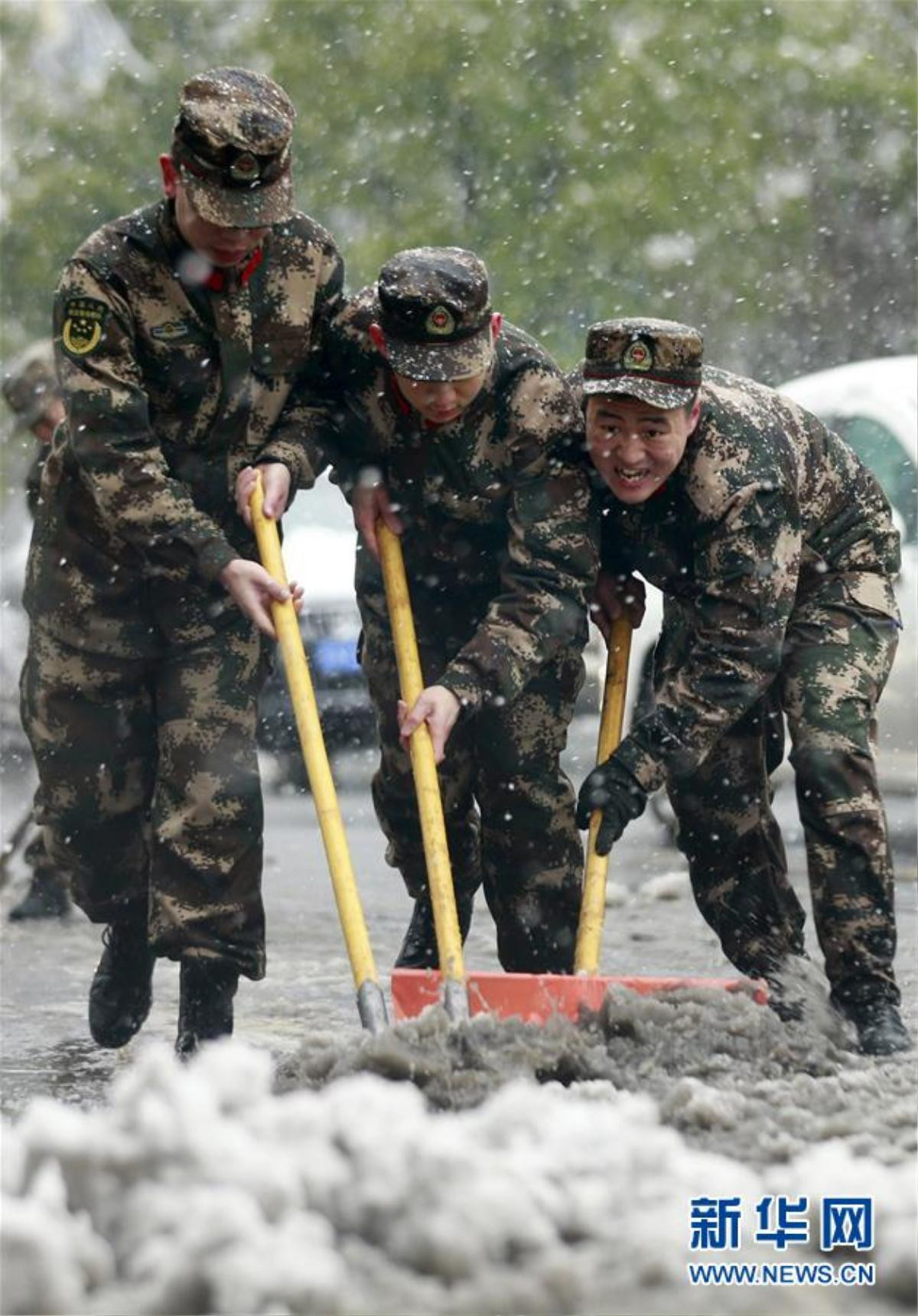 Tuyết phủ trắng đường ở Trung Quốc: Hàng không ngưng trệ, chị em quấn chăn ra đường Ảnh 17