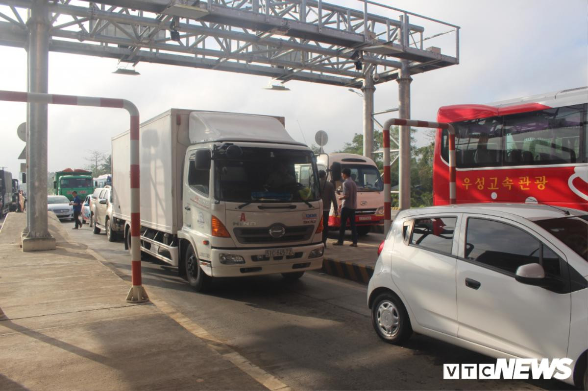 Hàng chục tài xế 'đại náo' trạm thu phí Sóc Trăng từ sáng sớm Ảnh 1