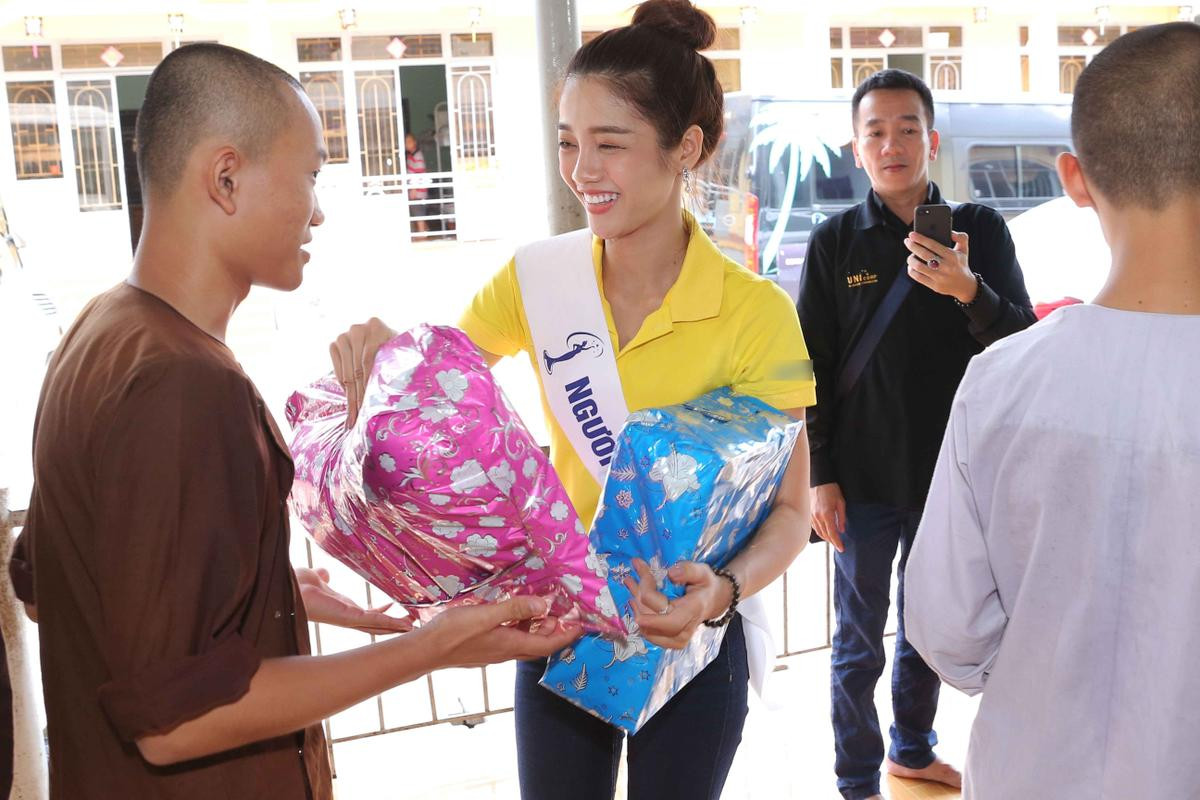 Hoa hậu H'Hen Niê cùng Hoàng Thuỳ, Mâu Thuỷ đi từ thiện sau đăng quang Ảnh 9