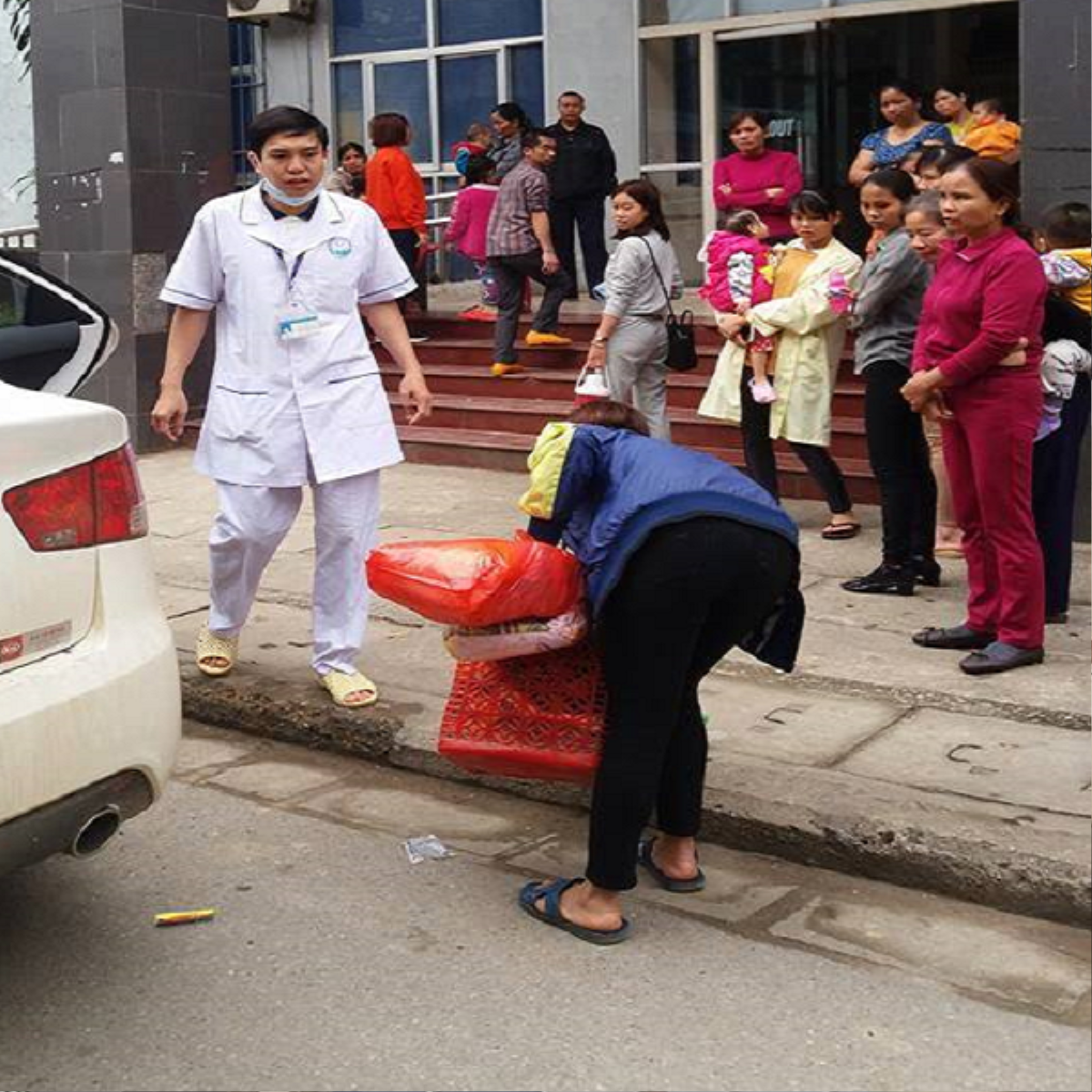 Người mẹ khuyết tật đẻ rơi trên taxi, con bị ngạt tím đen và điều kỳ diệu đã đến Ảnh 2