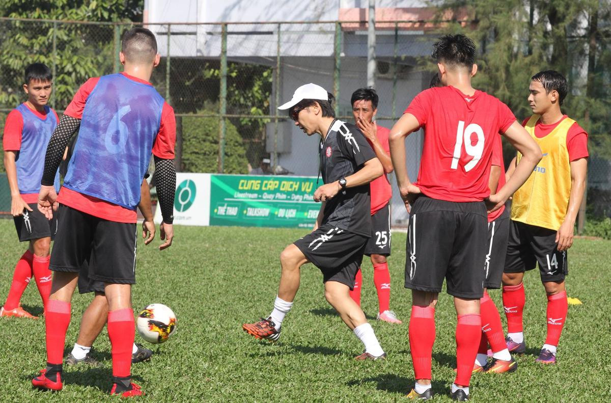 'Soái ca' Miura đeo kính đen cực chất, tra tấn thể lực đội bóng của Công Vinh trong ngày hội quân Ảnh 2