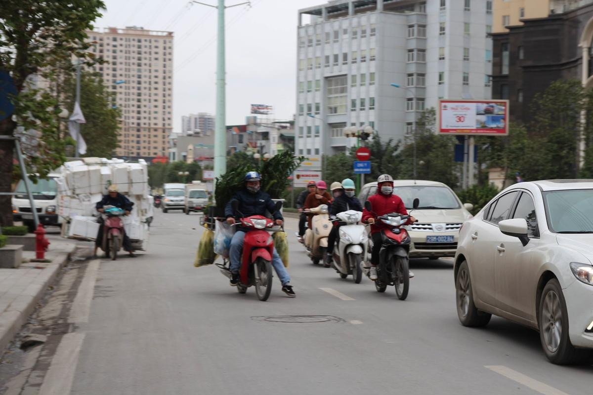 Rét đậm 13 độ C kèm gió lớn, nhiều người Hà Nội đi xe không vững Ảnh 10