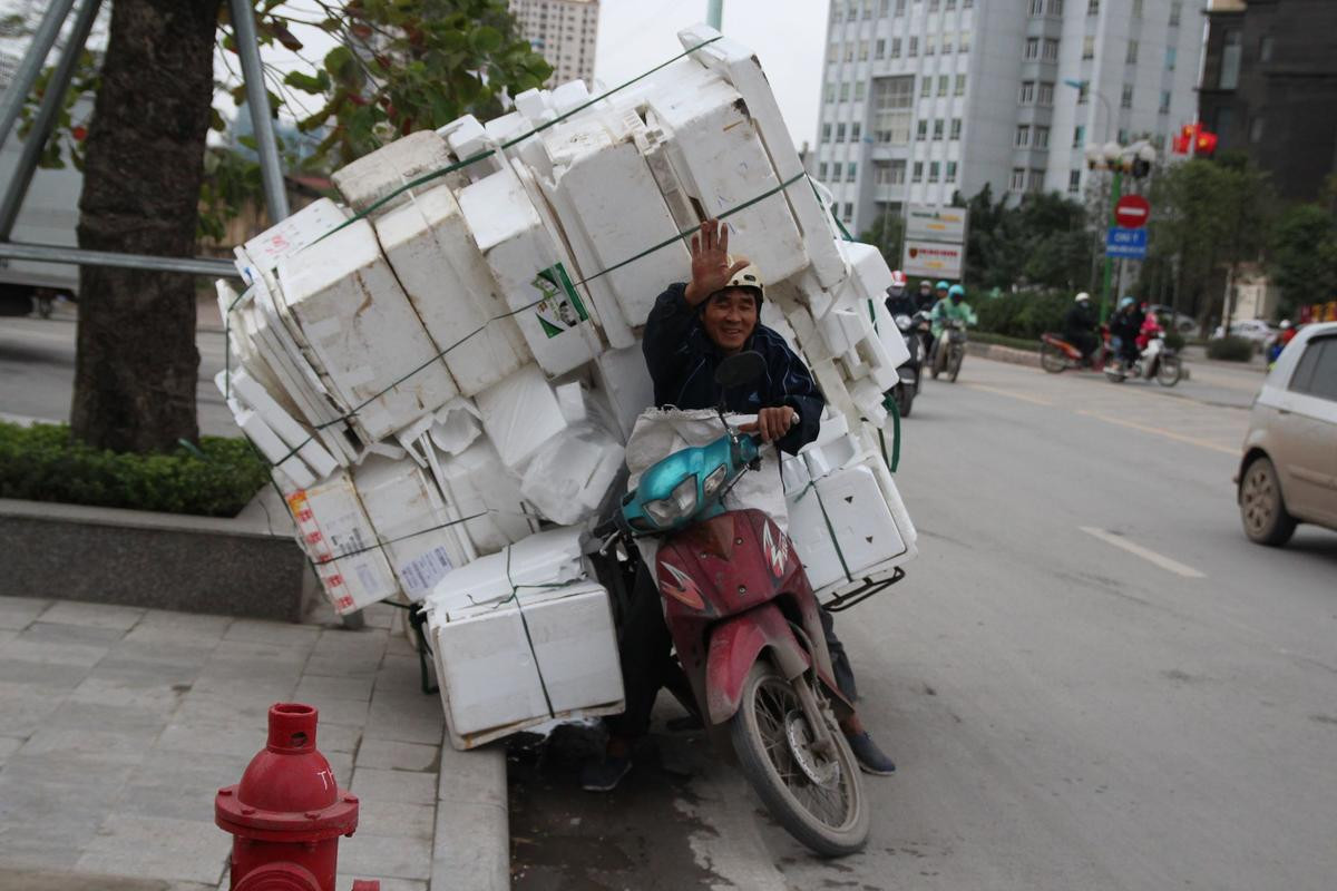 Rét đậm 13 độ C kèm gió lớn, nhiều người Hà Nội đi xe không vững Ảnh 11