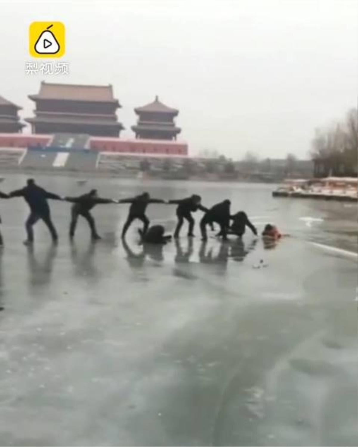 Chuyện ấm lòng ngày đông: Người dân nắm tay kết thành dây cứu hai mẹ con rơi xuống hồ băng Ảnh 1