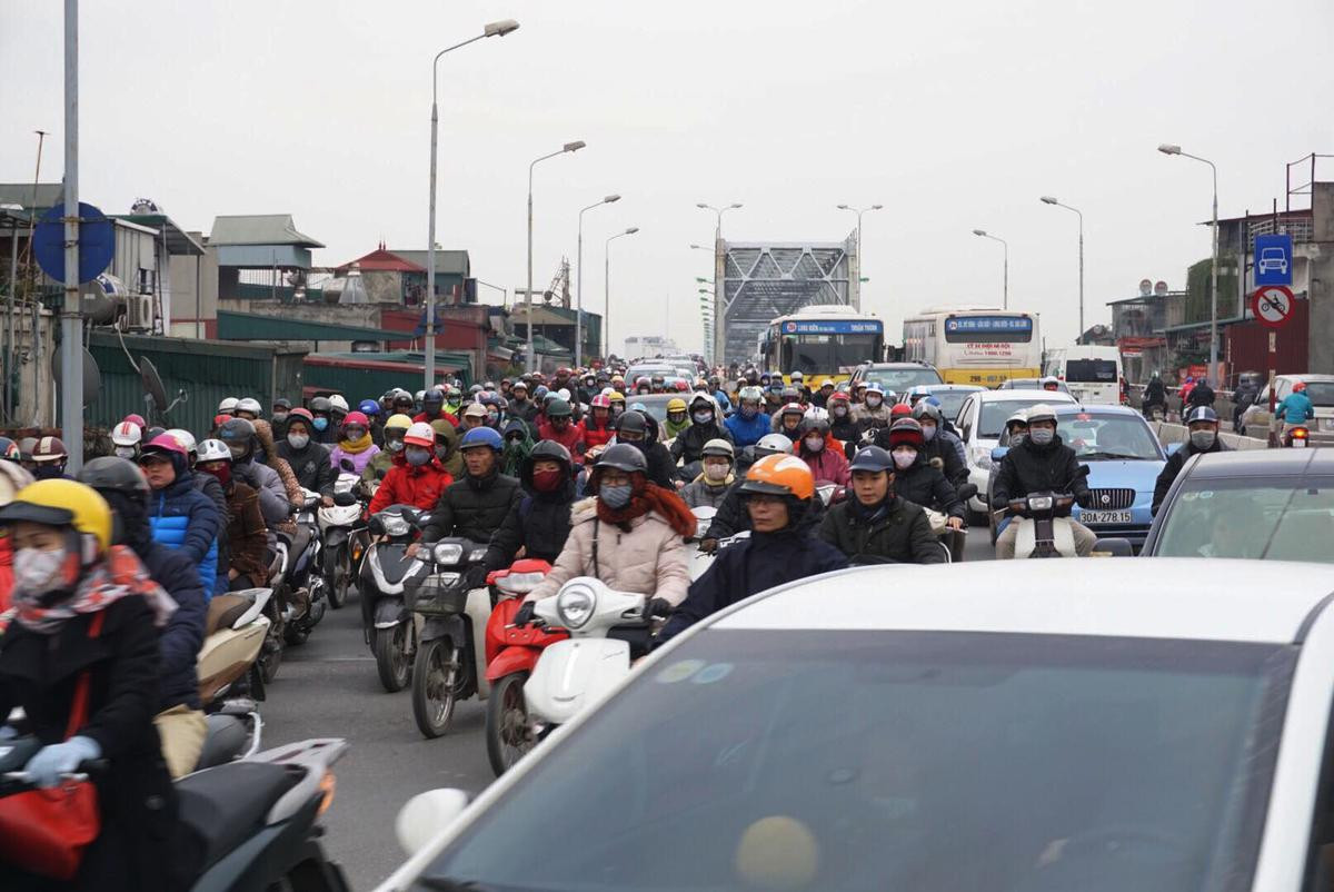 Ngày lạnh nhất từ đầu mùa, cảnh sát giao thông vẫn bắt đầu nhiệm vụ từ 5h sáng Ảnh 7