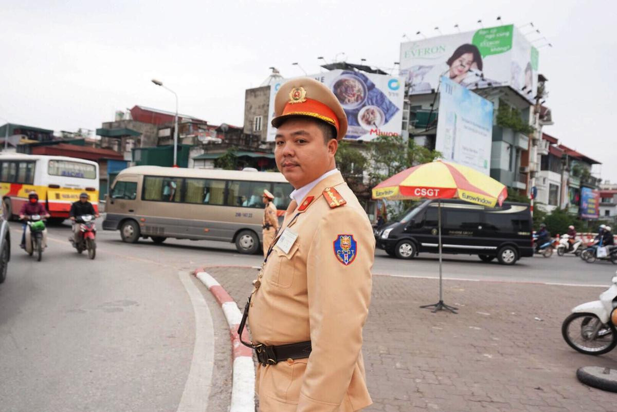 Ngày lạnh nhất từ đầu mùa, cảnh sát giao thông vẫn bắt đầu nhiệm vụ từ 5h sáng Ảnh 8