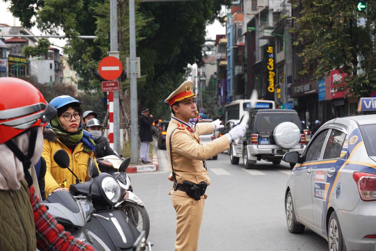 Ngày lạnh nhất từ đầu mùa, cảnh sát giao thông vẫn bắt đầu nhiệm vụ từ 5h sáng Ảnh 10