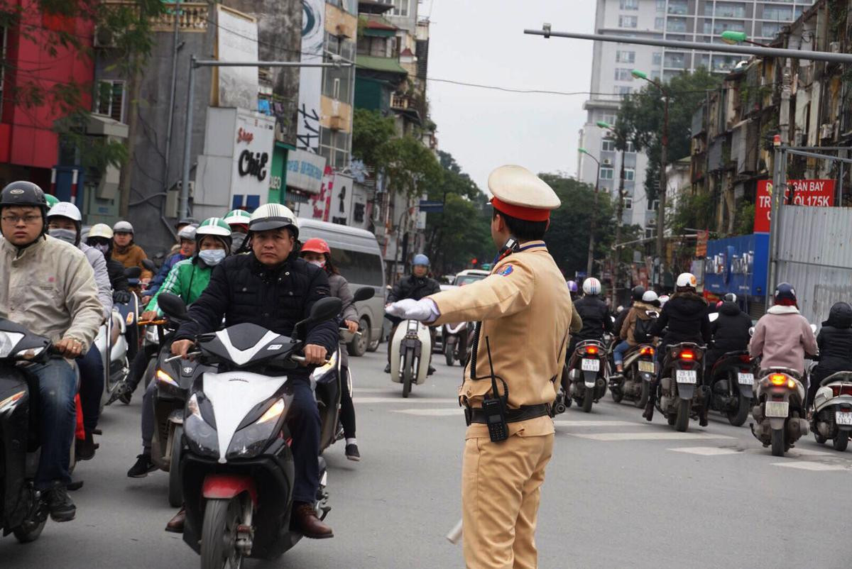 Ngày lạnh nhất từ đầu mùa, cảnh sát giao thông vẫn bắt đầu nhiệm vụ từ 5h sáng Ảnh 11