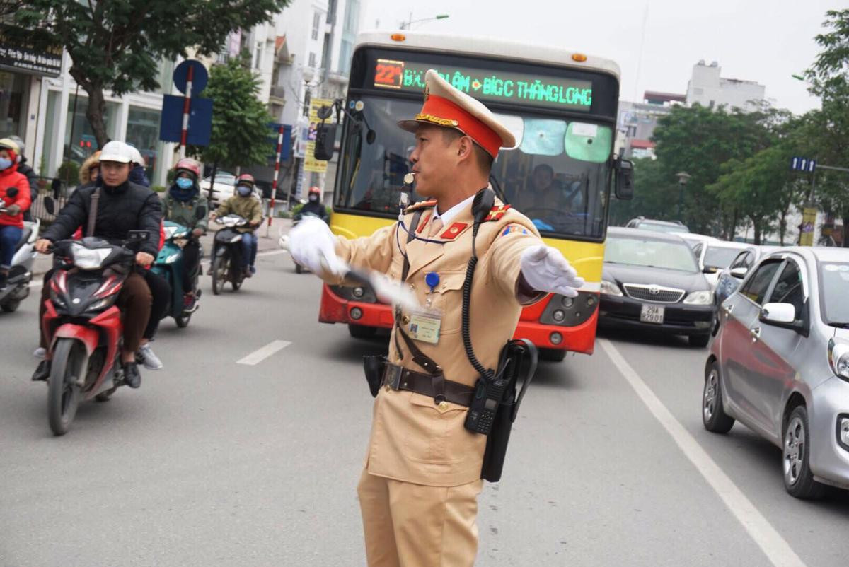 Ngày lạnh nhất từ đầu mùa, cảnh sát giao thông vẫn bắt đầu nhiệm vụ từ 5h sáng Ảnh 2