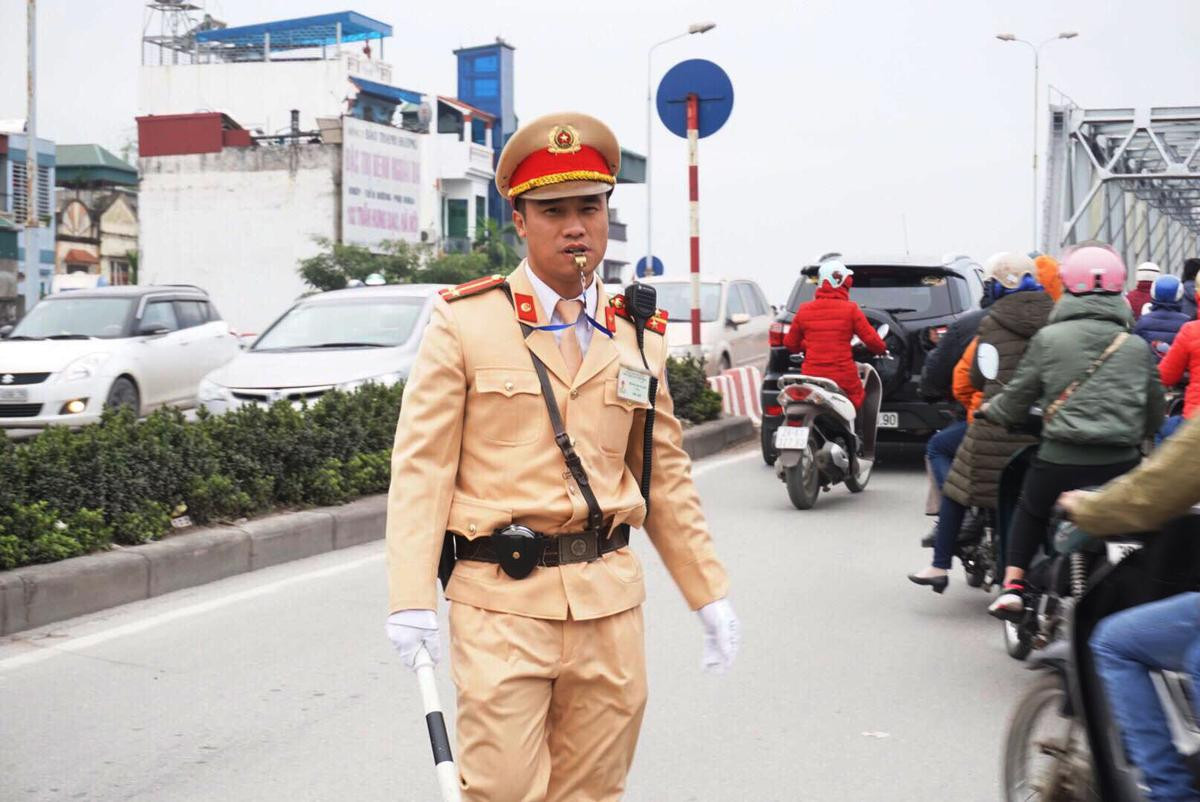 Ngày lạnh nhất từ đầu mùa, cảnh sát giao thông vẫn bắt đầu nhiệm vụ từ 5h sáng Ảnh 3