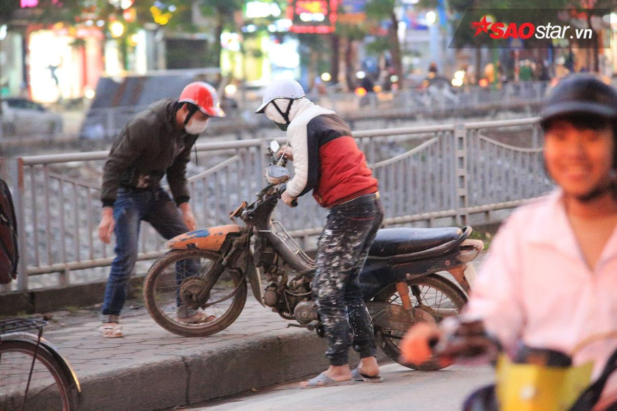 Người Hà Nội 'điên đầu' chịu trận tắc đường kinh hoàng trong thời tiết giá rét Ảnh 5