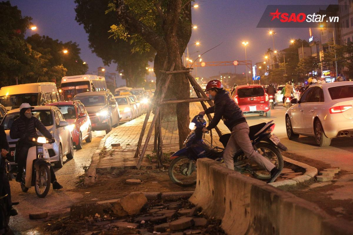 Người Hà Nội 'điên đầu' chịu trận tắc đường kinh hoàng trong thời tiết giá rét Ảnh 7