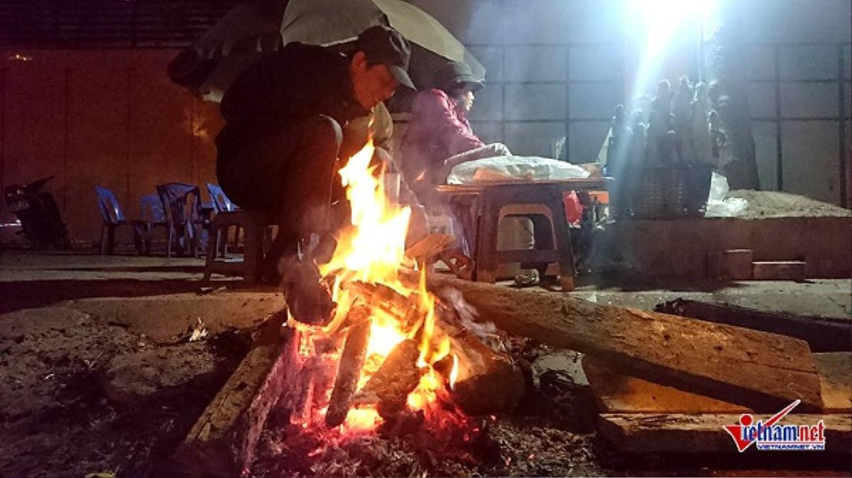 Hà Nội: 'Lót ổ' hành lang bệnh viện, đốt lửa vệ đường chống rét Ảnh 15