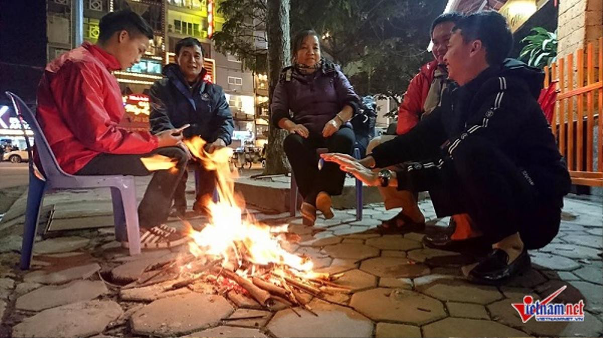 Hà Nội: 'Lót ổ' hành lang bệnh viện, đốt lửa vệ đường chống rét Ảnh 17