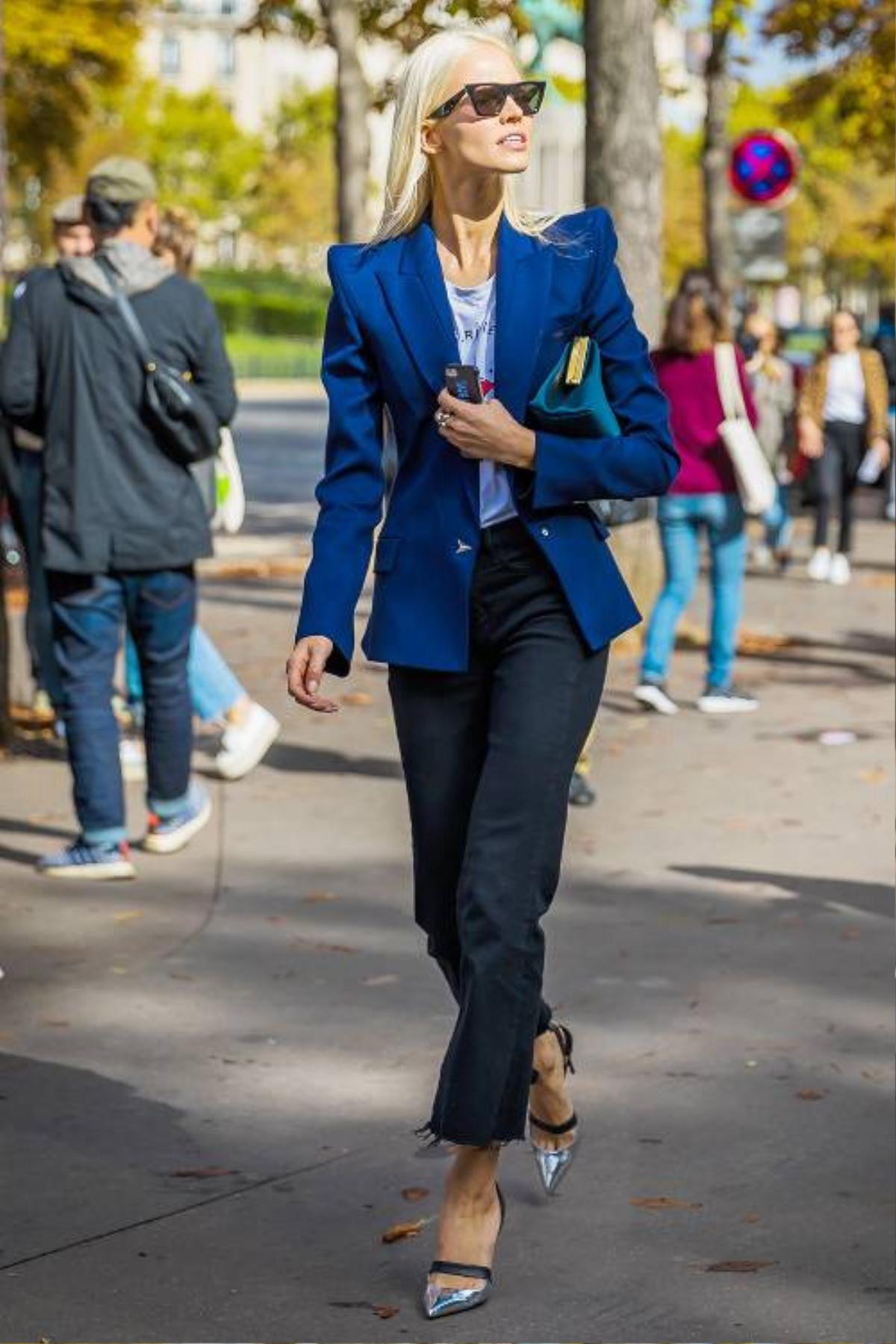 Màu nổi bật, vai độn to, chít eo thon,… trở lại dẫn đầu xu hướng blazer 2018 Ảnh 7