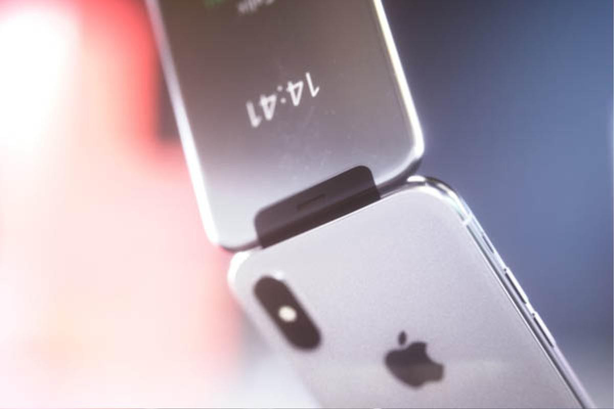 Tròn mắt với iPhone X phiên bản nắp gập đẹp rụng rời, đố bạn có thể cầm lòng được Ảnh 9