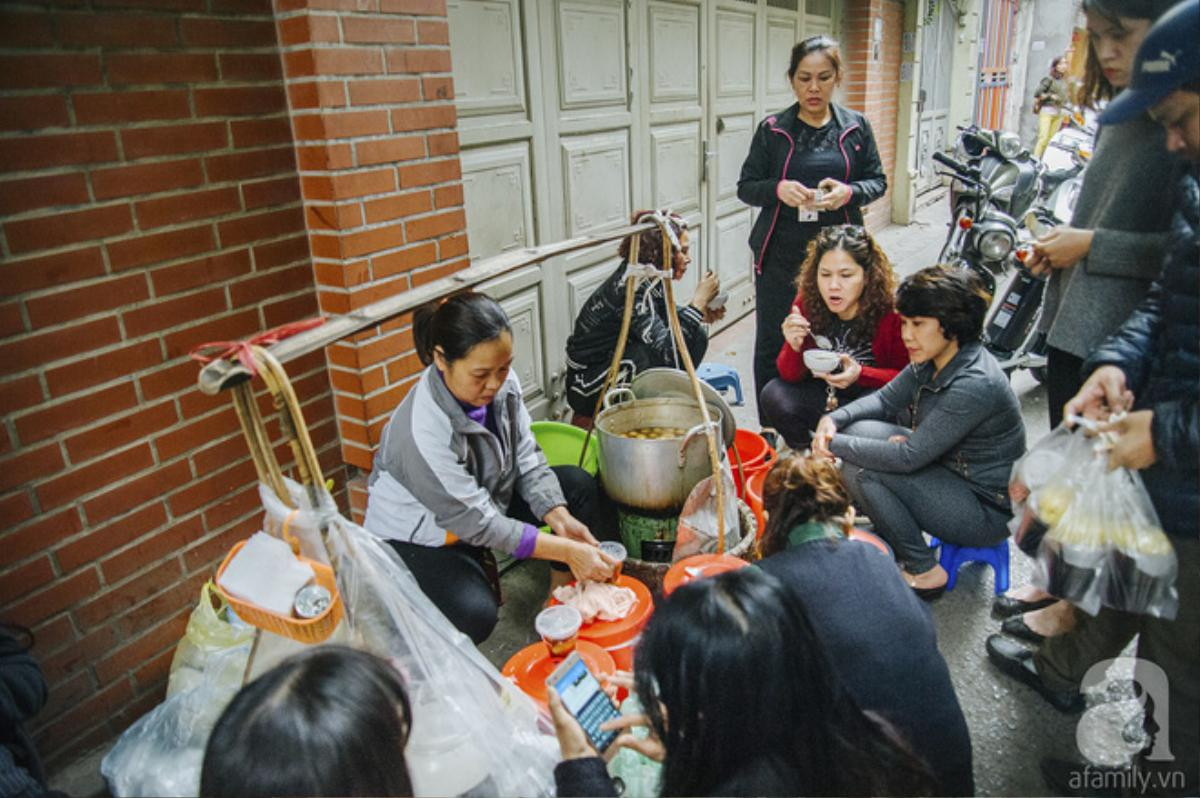 Gánh chè trôi tàu nhân thịt độc đáo ở Hà Nội, 20 năm 'chê' khách trả tiền chẵn nhưng vẫn bán vèo 3 tiếng hết hàng trăm suất Ảnh 3