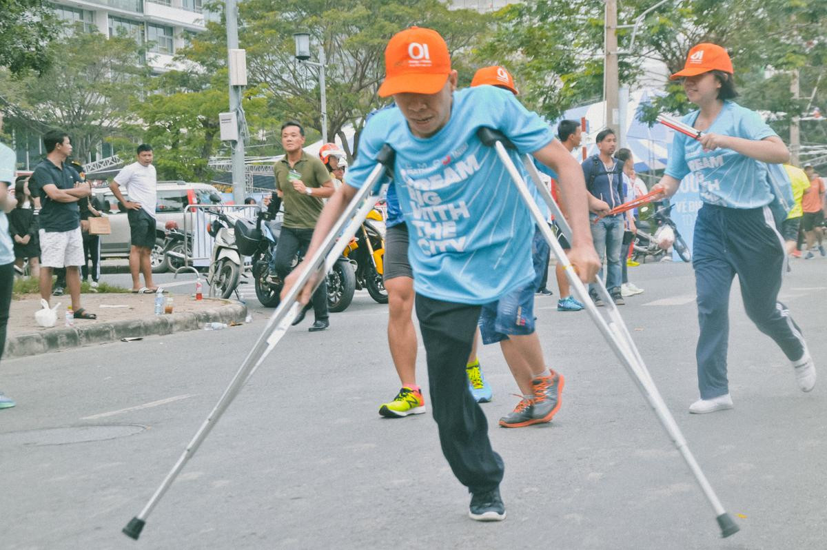 Xúc động nhìn người khiếm thị được dắt tay vượt chặng đua 5 km Ảnh 7