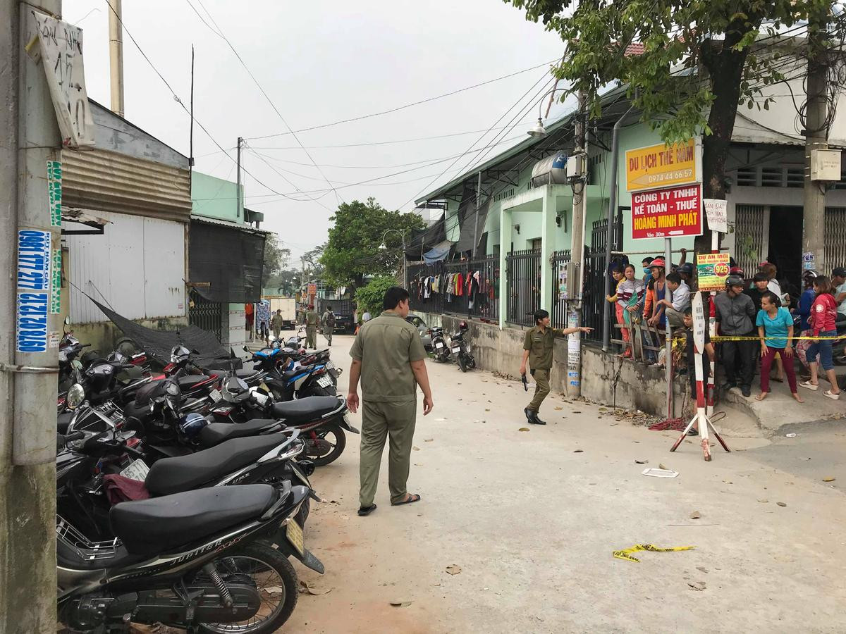 Đối tượng sát hại chồng phi tang bãi rác thực nghiệm lại hiện trường với ma-nơ-canh Ảnh 2