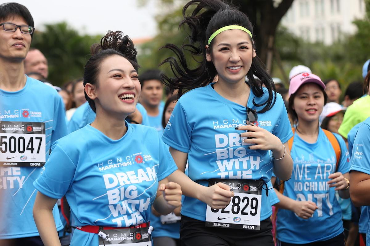 Á hậu Tú Anh, ca sĩ Minh Hằng khoe sắc cùng 8.000 VĐV tại giải Marathon TP.HCM 2018 Ảnh 1