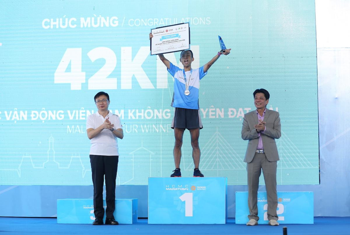 Á hậu Tú Anh, ca sĩ Minh Hằng khoe sắc cùng 8.000 VĐV tại giải Marathon TP.HCM 2018 Ảnh 4