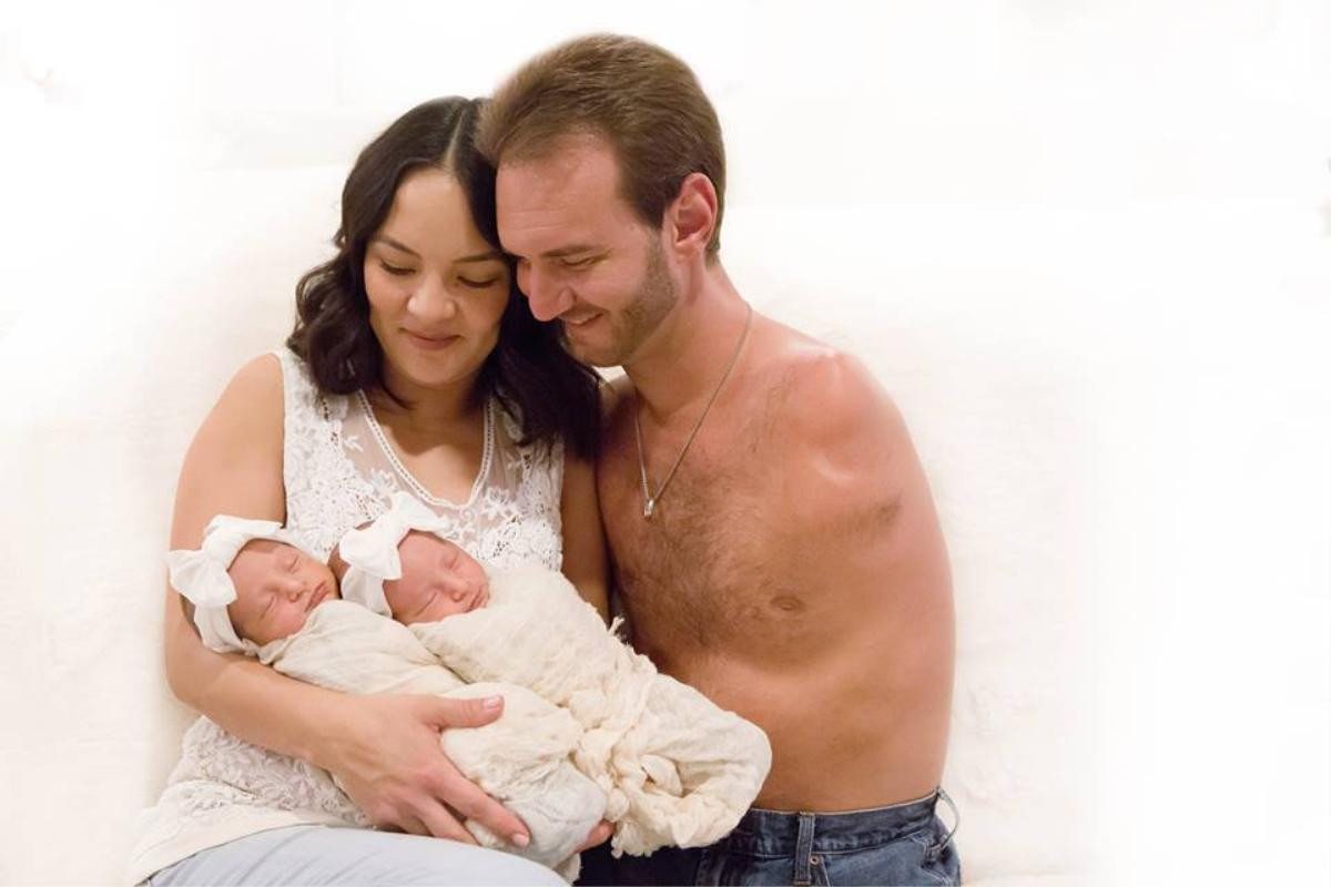 'Người không chân không tay' Nick Vujicic khoe ảnh hai nàng công chúa song sinh đáng yêu Ảnh 5