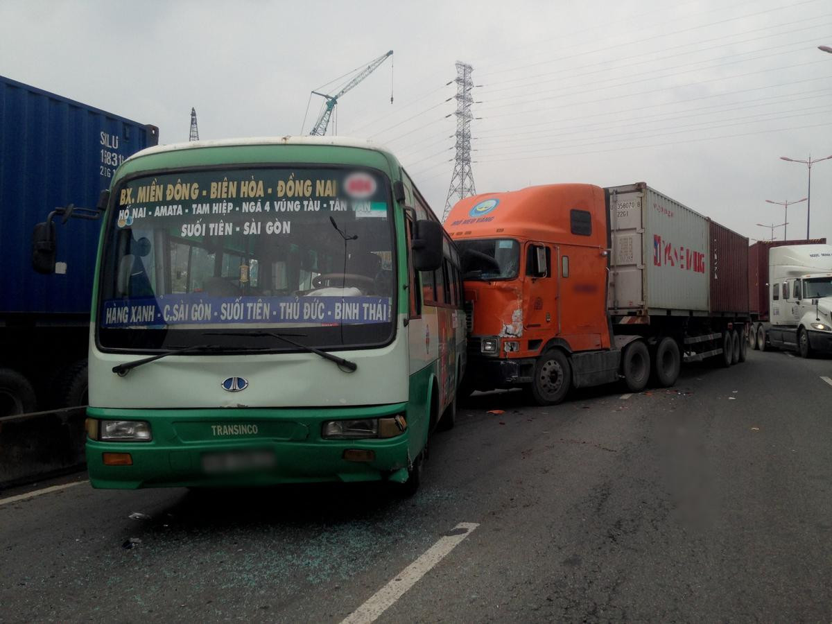 Container ‘mất lái’ tông hàng loạt ô tô, hành khách trên xe buýt hỗn loạn kêu cứu Ảnh 1