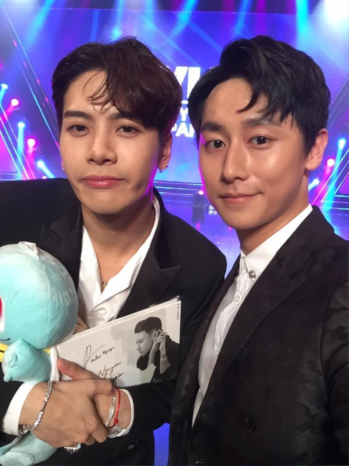 Rocker Nguyễn tặng quà, selfie thân thiết bên Jackson Wang (GOT7) sau 1 năm gặp lại Ảnh 1