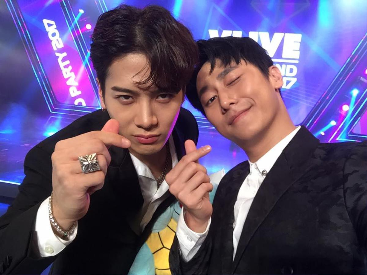 Rocker Nguyễn tặng quà, selfie thân thiết bên Jackson Wang (GOT7) sau 1 năm gặp lại Ảnh 4