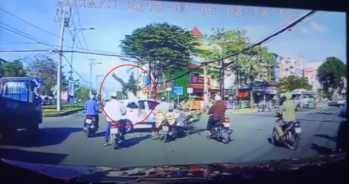 Clip: Phóng như bay, đâm trực diện vào ô tô đi ngược chiều, người điều khiển xe máy bị hất văng lên trời Ảnh 1